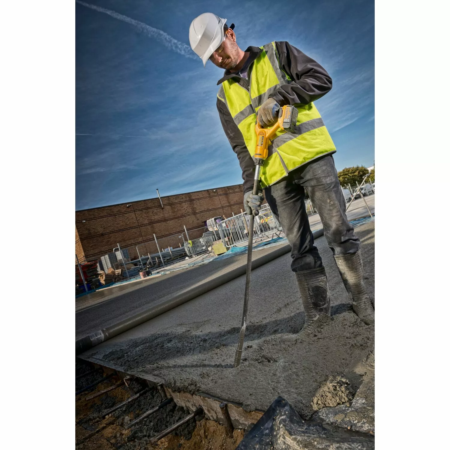 DeWALT DCE531N-XJ 18V XR Betontrilnaald Body thumbnail 3