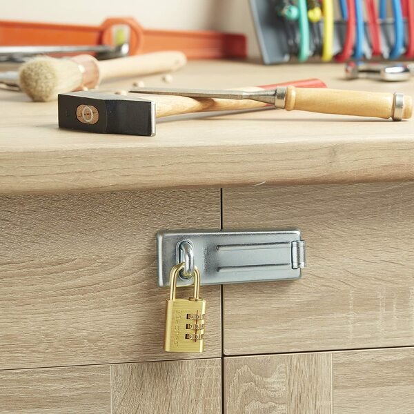 Master Lock 630EURD Hangslot 30mm Breed - Cijfercode - Detailed view of the product