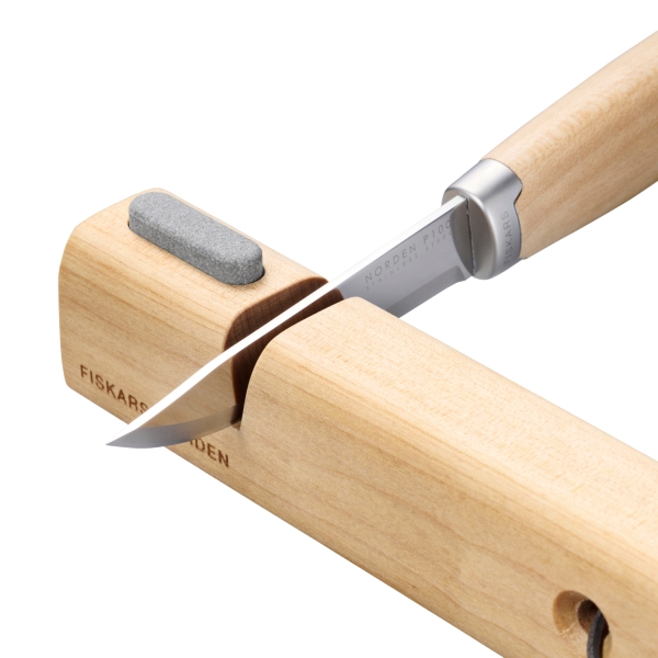 Fiskars 1071898 Norden Bijl- En Messenslijper - Detailed view of the product