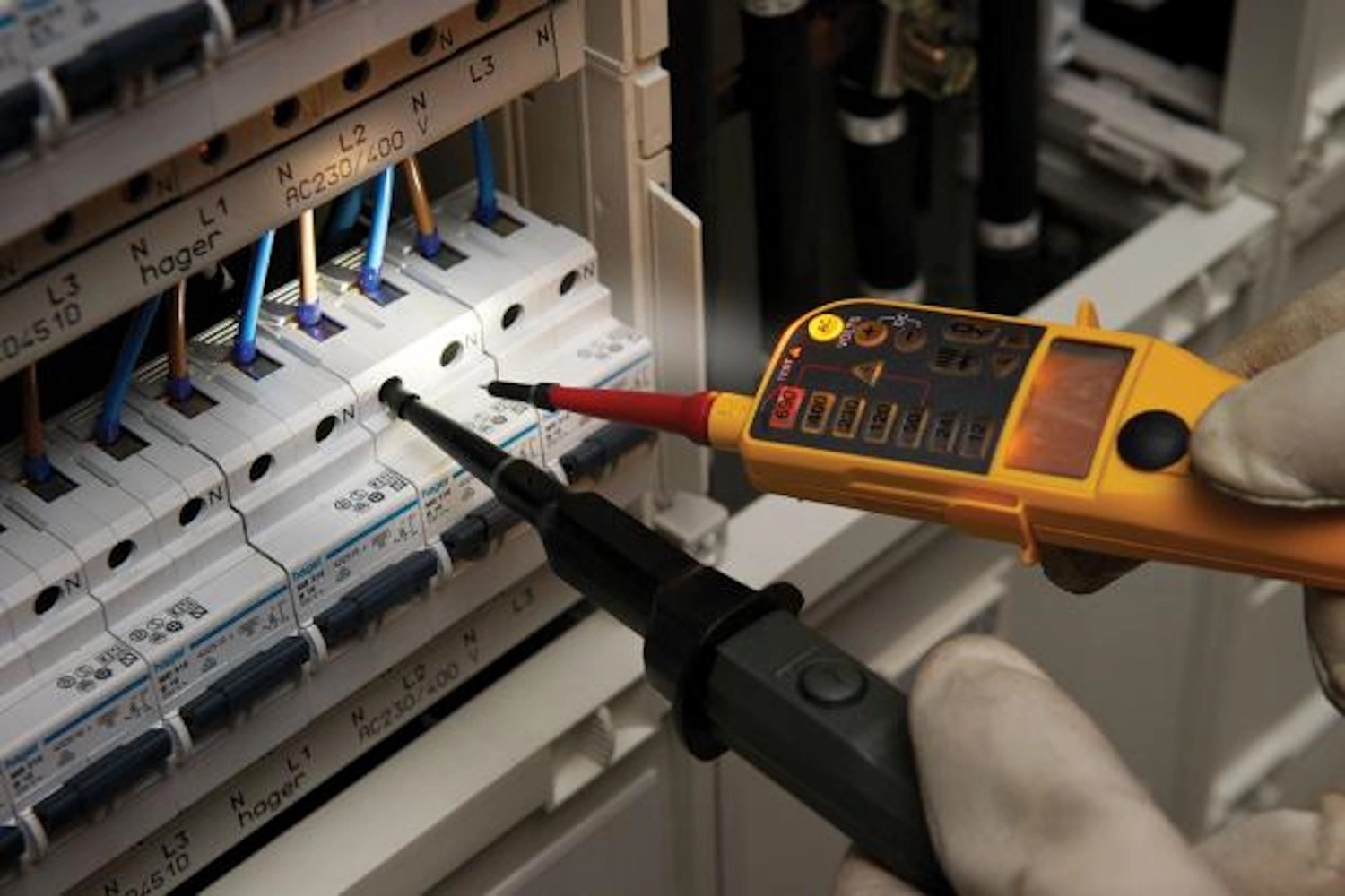 Fluke T150 Tweepolige Spannings- En Doorbeltester Met LCD Scherm - Ohm-meting - Schakelbare Belasting - AC/DC 690V thumbnail 2