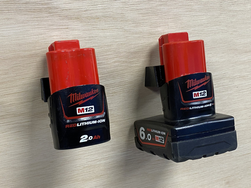 StealthMounts BM-MW12-RED-6 Batterijhouders Voor Milwaukee M12 (6 Stuks) - Rood - Detailed view of the product