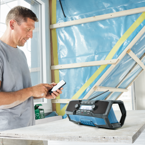 Bosch GPB 18V-2 C 18V Li-ion Accu Bouwradio - FM, Bluetooth, AUX - Werkt Op Netstroom&Accu - Detailed view of the product