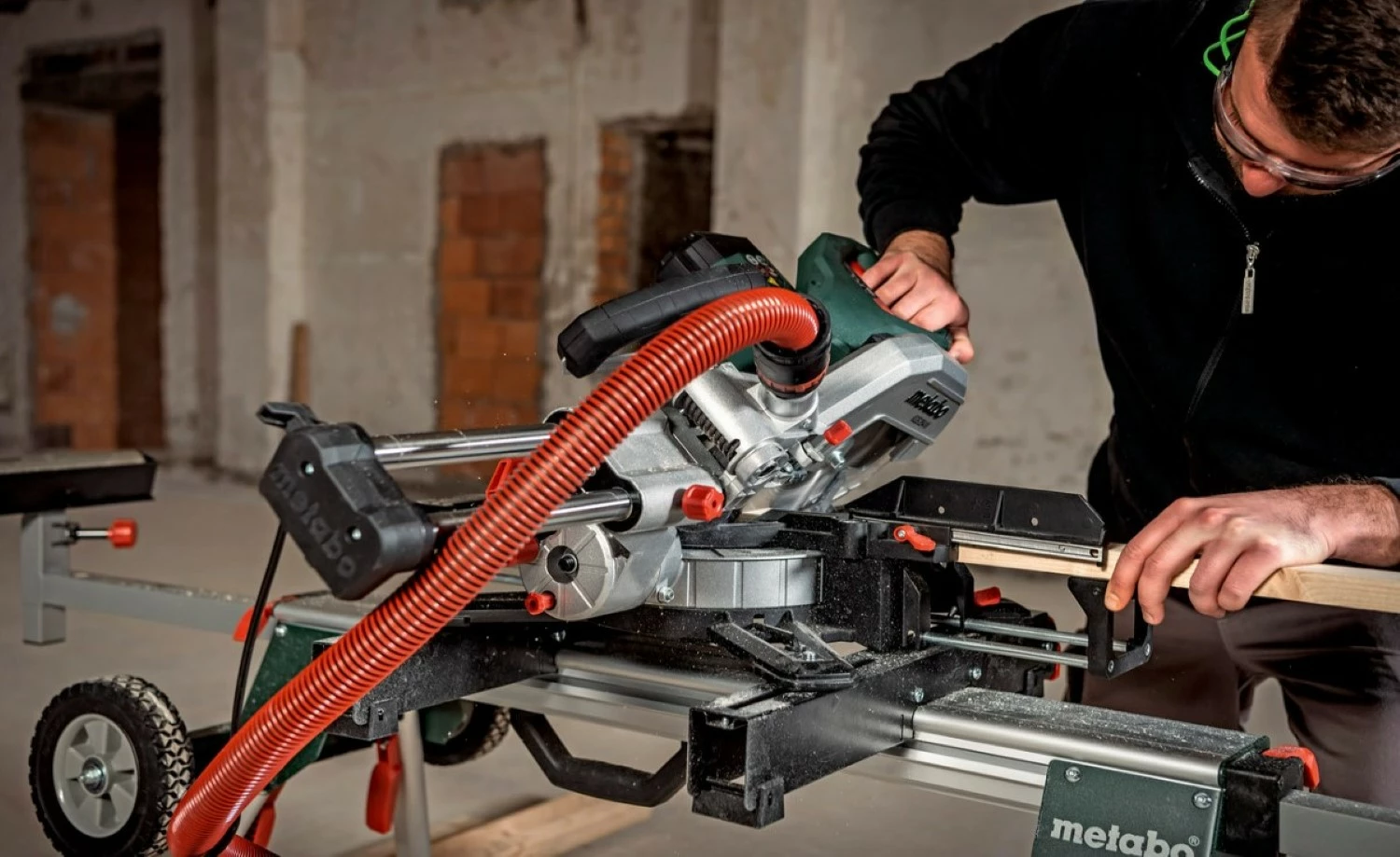 Metabo KGS 254 M Afkortzaag - 1800W - 254 X 30mm - Quick Hendel - Met Extra Zaagblad thumbnail 3