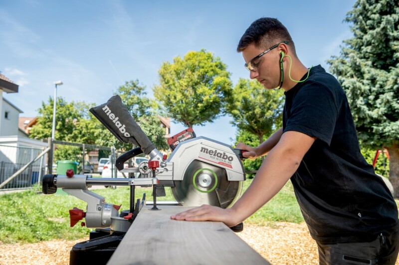 Metabo KGS 18 LTX BL 305 LiHD Accu Afkortzaag Set (2x 8Ah) - 305 X 30mm - Detailed view of the product