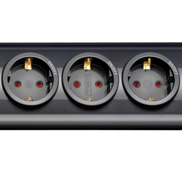 Brennenstuhl 1153300467 7 Voudige Stekkerdoos Met Overspanningsbeveiliging - 230V - 16A - Detailed view of the product