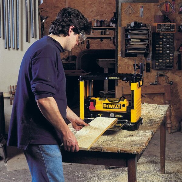 DeWALT DW733 240V Vandiktebank - 1800W - Detailed view of the product