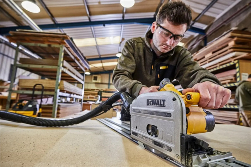 DeWALT DWS520KTR Invalzaag Incl. Geleiderail In TSTAK - 1300W -165mm - Detailed view of the product