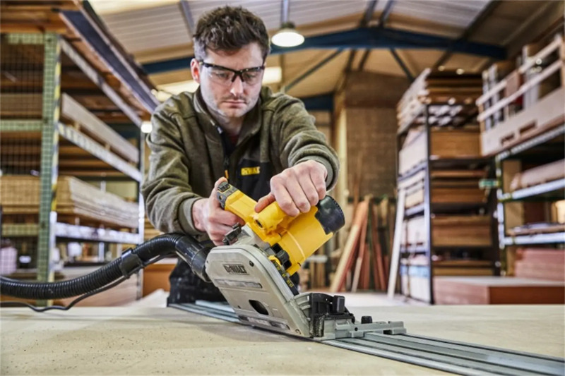 DeWALT DWS520KTR Invalzaag Incl. Geleiderail In TSTAK - 1300W -165mm - Detailed view of the product