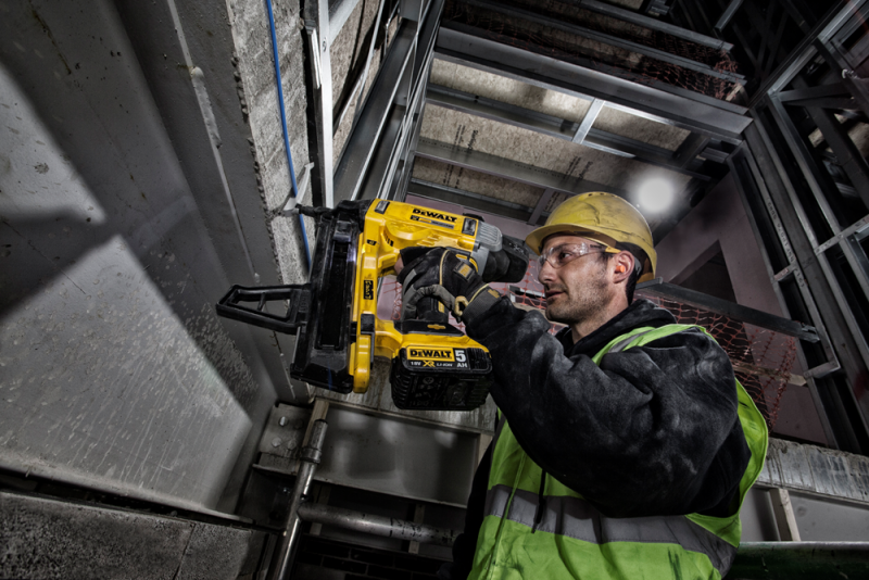 DeWALT DCN890P2-QW 18V Li-ion XR Accu Betontacker Set (2x 5.0Ah) In Koffer - Koolborstelloos - Detailed view of the product