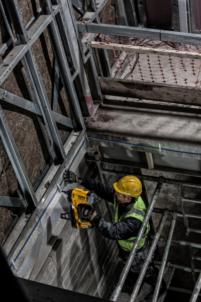 DeWALT DCN890P2-QW 18V Li-ion XR Accu Betontacker Set (2x 5.0Ah) In Koffer - Koolborstelloos - Detailed view of the product