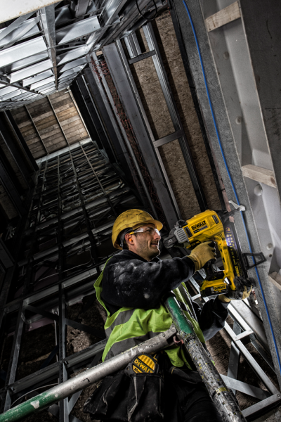 DeWALT DCN890P2-QW 18V Li-ion XR Accu Betontacker Set (2x 5.0Ah) In Koffer - Koolborstelloos - Detailed view of the product