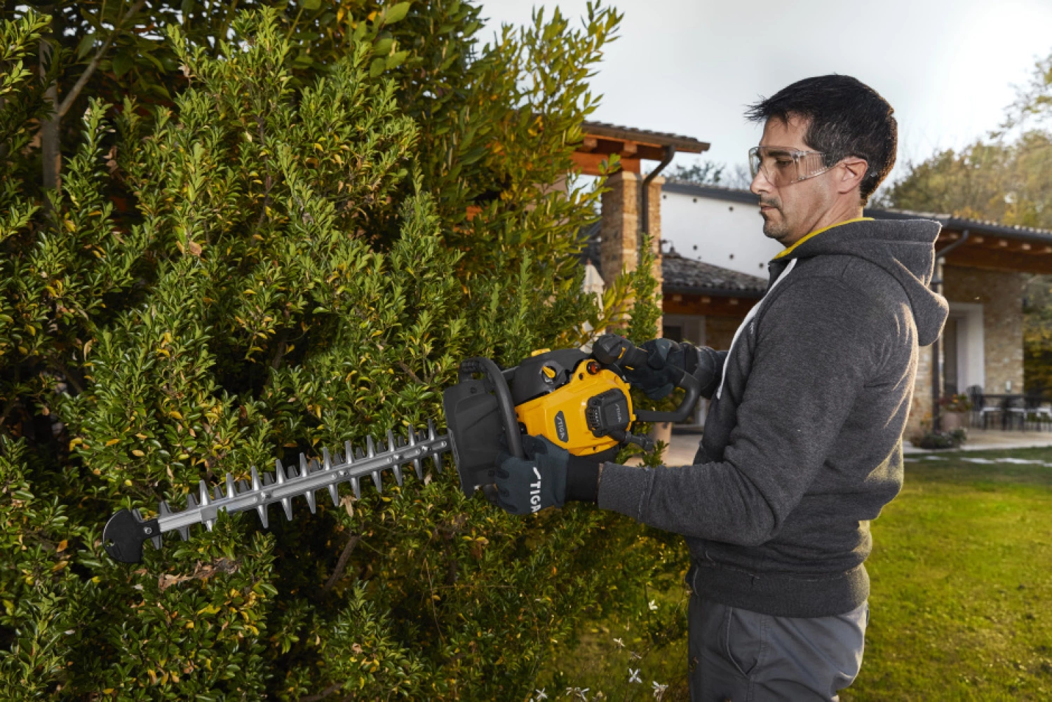 Stiga HT 525 Benzine Heggenschaar - 22,5cc - 0,65kW - 2-takt - 46cm - 35mm thumbnail 4