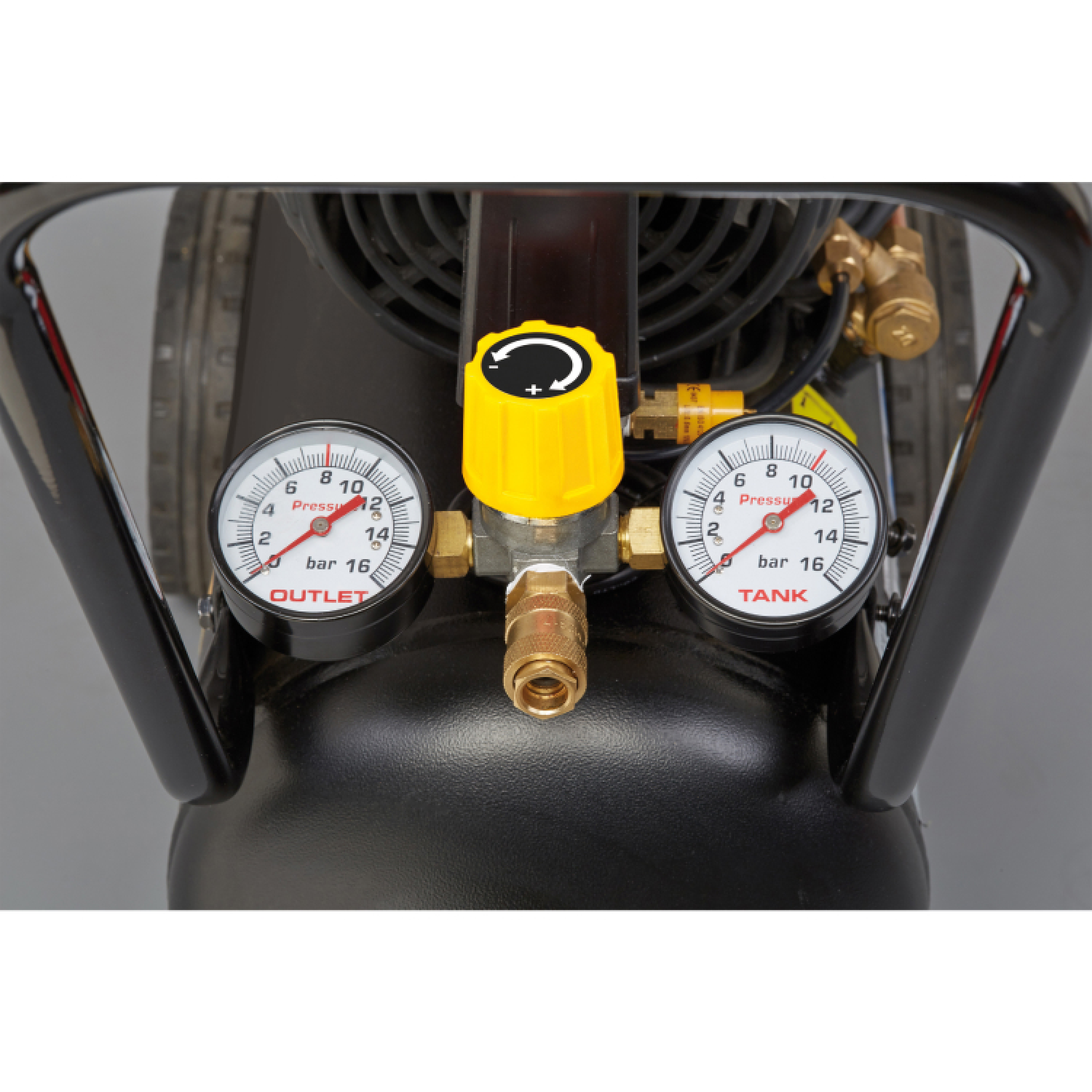 Stanley Compressor S244/8/24 FMXCM00 - Luchtcompressor 8Bar - 24L - 116L/Min - Geïntegreerd Anti-Slip Handvat - Zwart