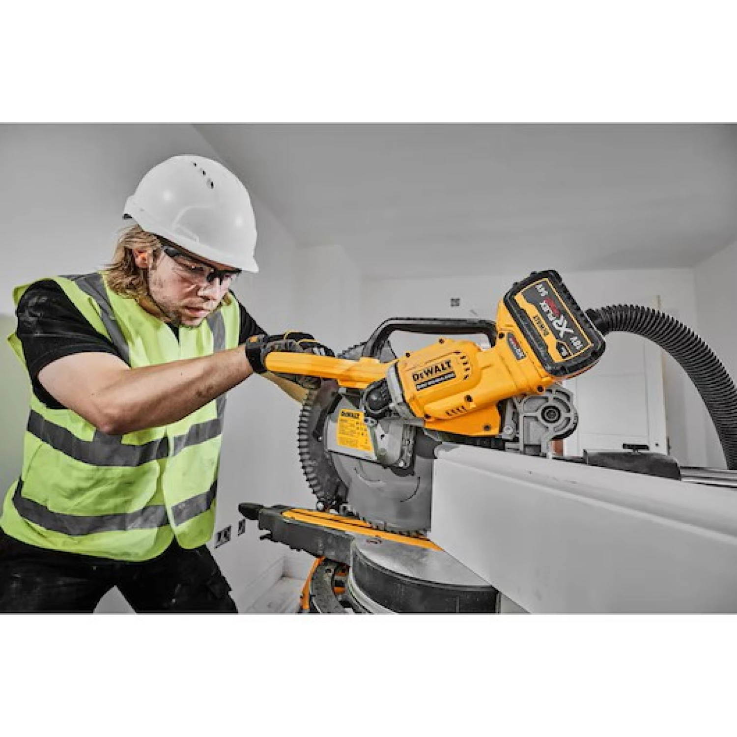DeWALT DCS781X2-QW Li-Ion Accu 54V Brushless Afkort-/verstekzaagset 9.0Ah - 305mm thumbnail 3