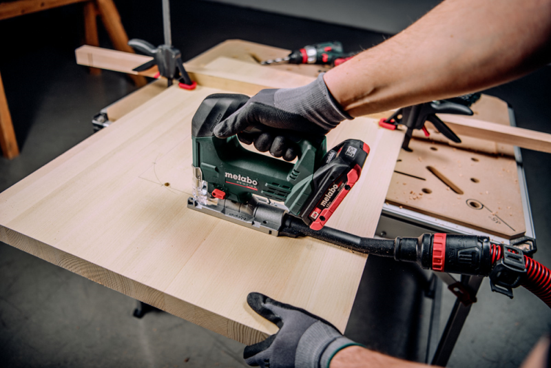 Metabo STB 18 LT 130 BL 18V Li-ion Accu Decoupeerzaag Body - D-greep - Detailed view of the product