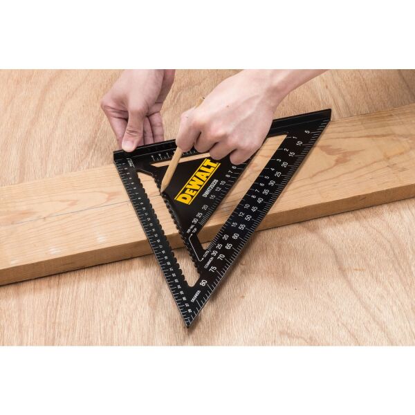 DeWALT DWHT25228-0 Multi Bouwdriehoek - 30cm - Detailed view of the product