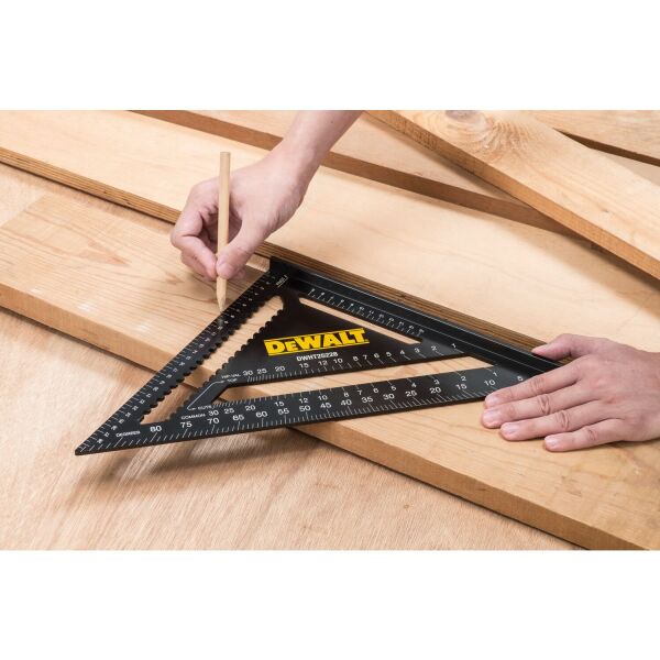 DeWALT DWHT25228-0 Multi Bouwdriehoek - 30cm - Detailed view of the product