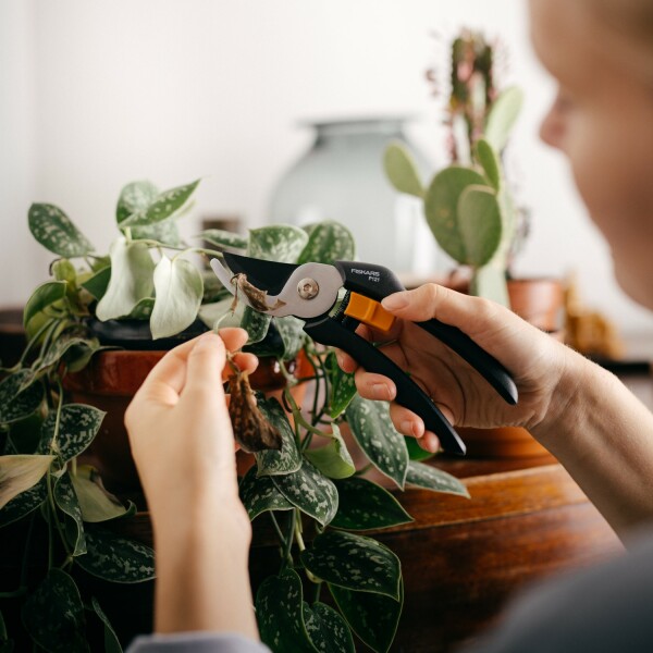 Fiskars 1057160 Solid Snoeischaar Bypass P121 - 18mm - Detailed view of the product